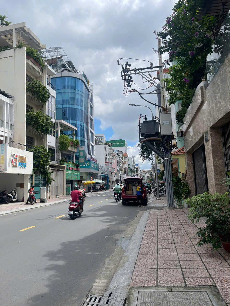 Cho thuê nhà mặt tiền đường Huỳnh Văn Bánh, Phú Nhuận tiện ở và kinh doanh với 7PN, 8WC và 1 MBKD