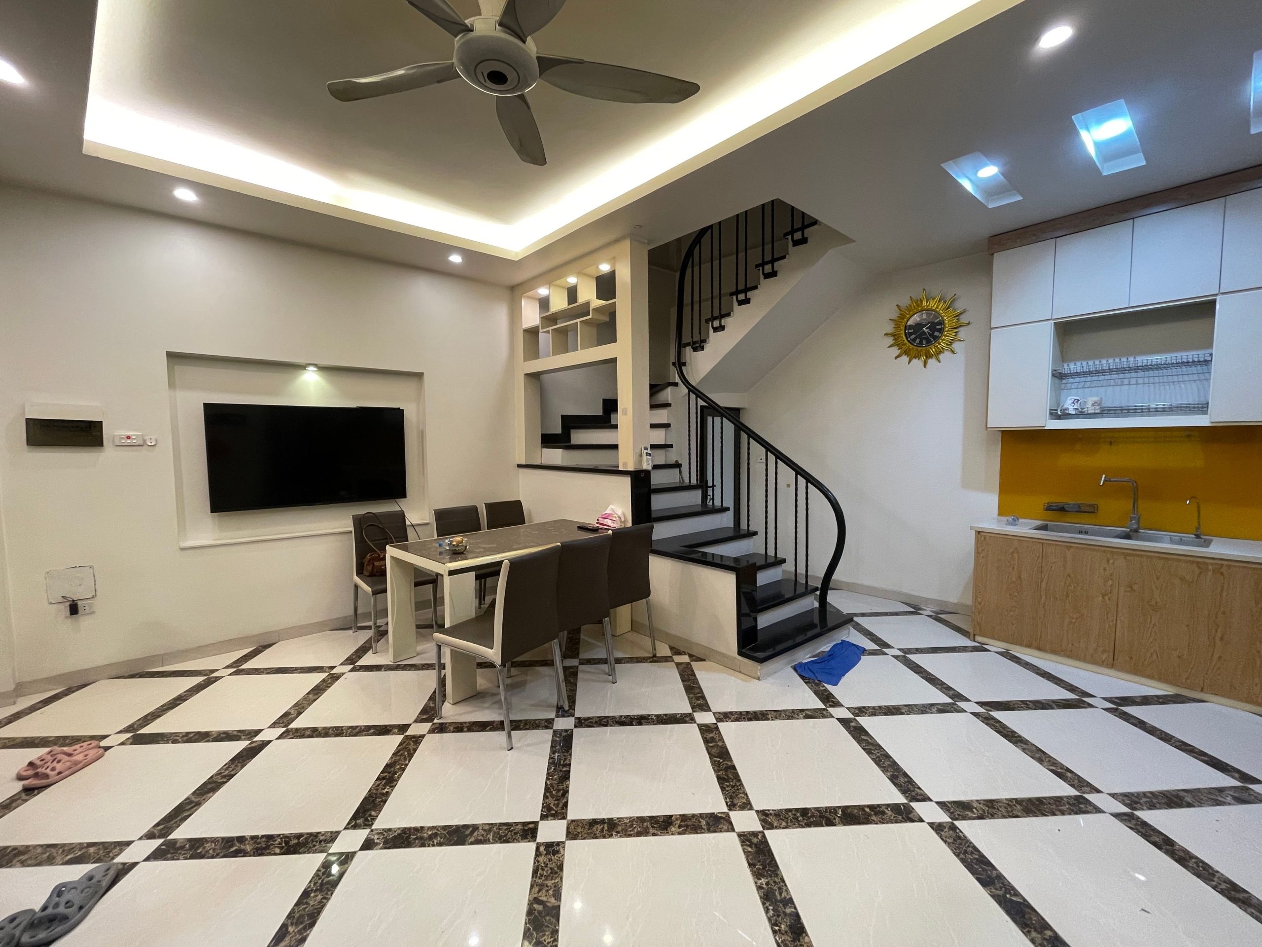 Bán nhà Nguyễn Văn Cừ – 39m², 5 tầng, mặt tiền 6.1m, Full nội thất xịn, vào ở ngay.