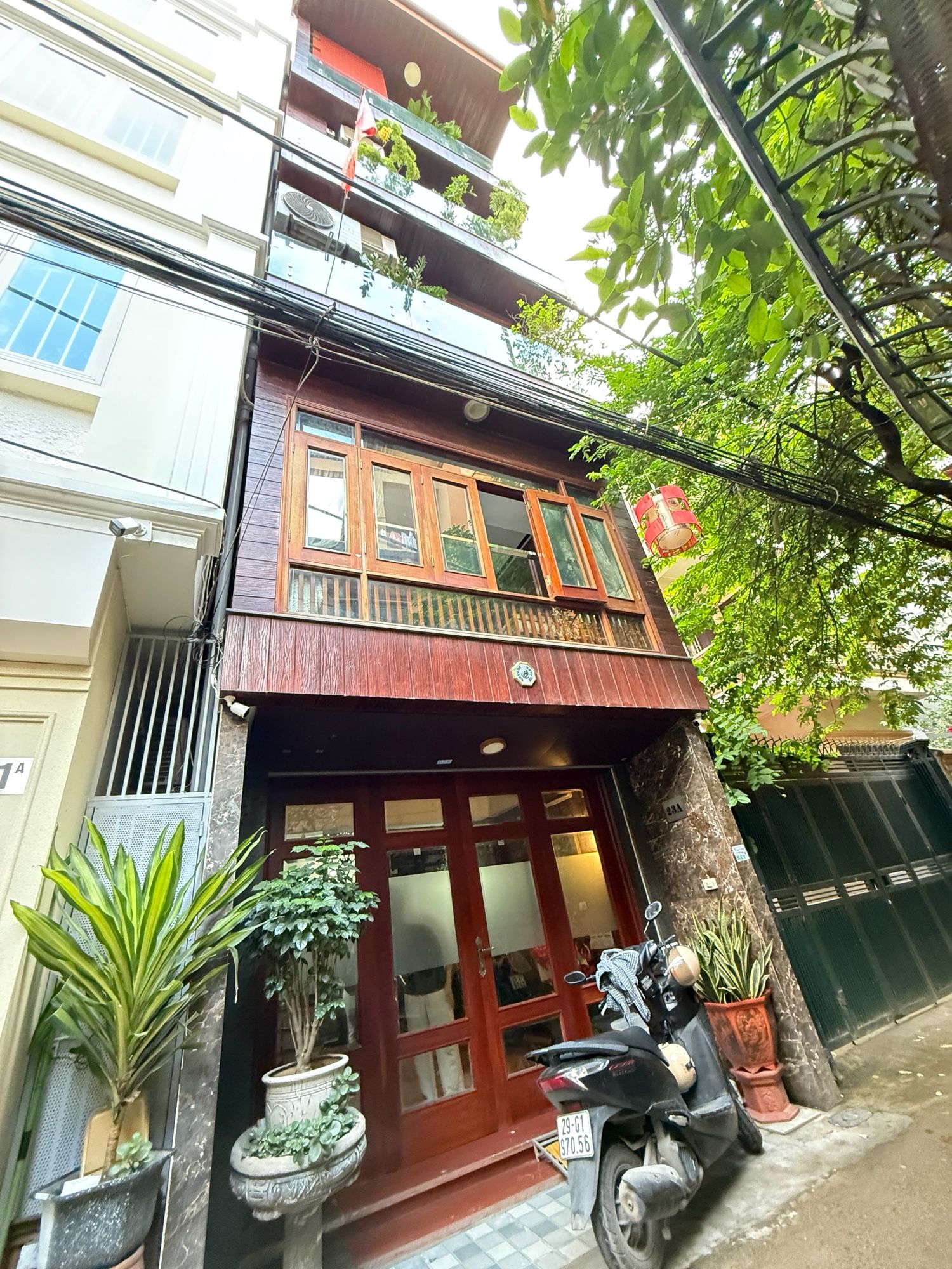 LẠC LONG QUÂN - HIẾM- Ô TÔ 16 CHỖ PHI QUA NHÀ- NHÀ DÂN XÂY ĐẸP NỘI THẤT NHẬP KHẨU XỊN- - Ô CHỜ THANG MÁY ,,