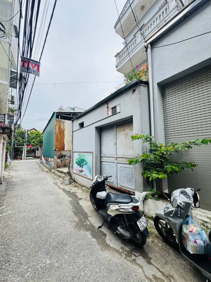 BÁN NHÀ 3 TẦNG Phố Nguyễn Văn Linh 92M2 X 11.6 tỷ Long Biên Hà Nội . Ô TÔ ĐỖ CỬA- VÀO NHÀ.