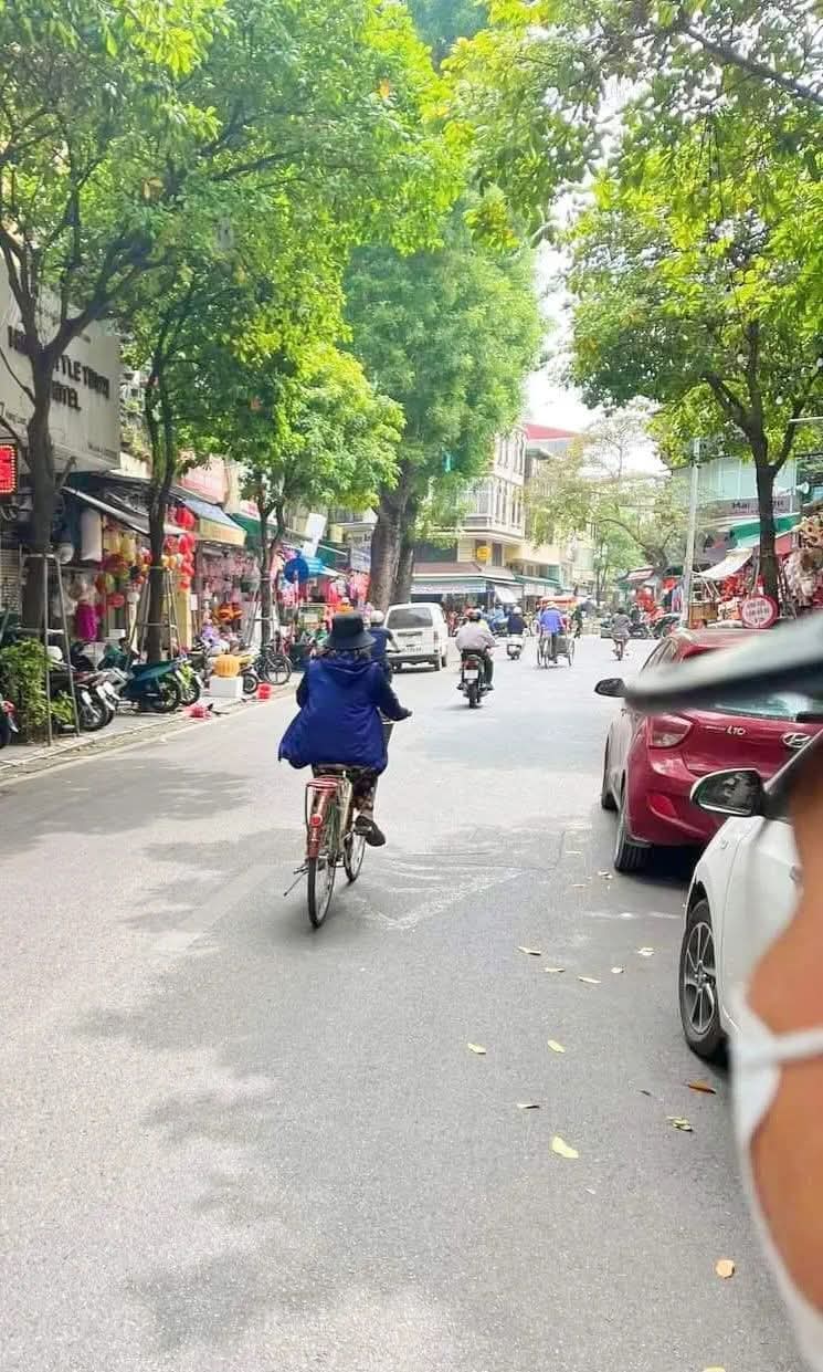 MẶT PHỐ NGUYỄN DU – TRUNG TÂM HAI BÀ TRƯNG – VỊ TRÍ KIM CƯƠNG – KINH DOANH SẦM UẤT