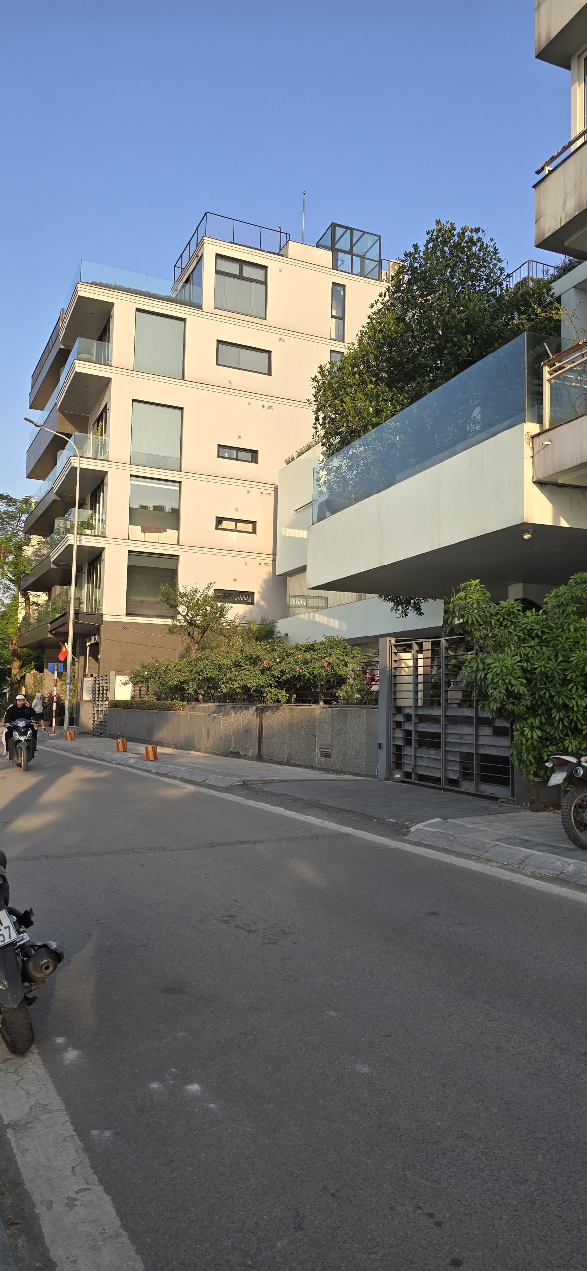 Phú Xá , Phú Thượng, Tây Hồ .Chính chủ gửi bán 140m2 đất . Mặt tiền 9 m , Ngõ to , gần phố , trước nhà ô tô tránh, Giá 195tr/m , vẫn TL .