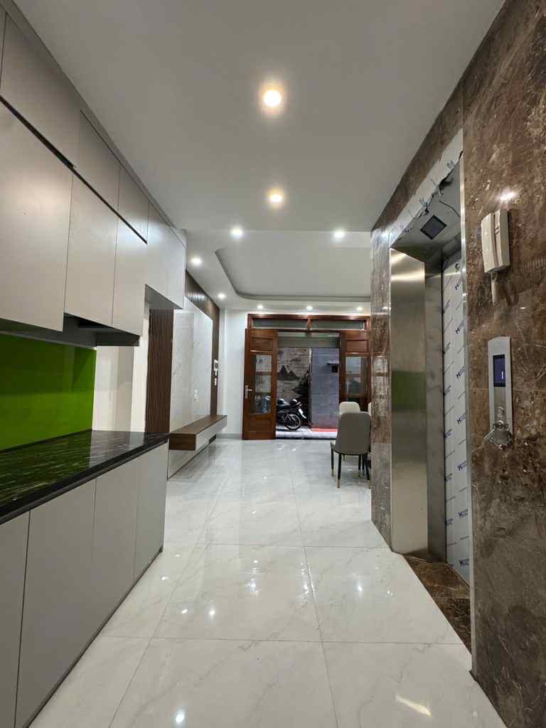 9.86 tỷ – Nhà thang máy đang hoàn thiện Văn Chương – Cách ô tô vài bước, sân rộng trước nhà.