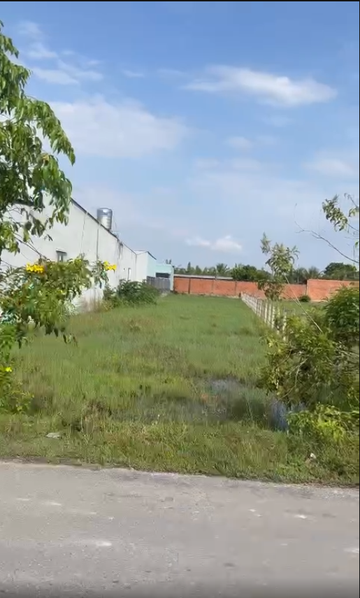 Bán đất mặt tiền đường nhựa thị trấn Hậu Nghĩa tdt 885m2 ( có 200m2 thổ) giá 4,2 tỷ