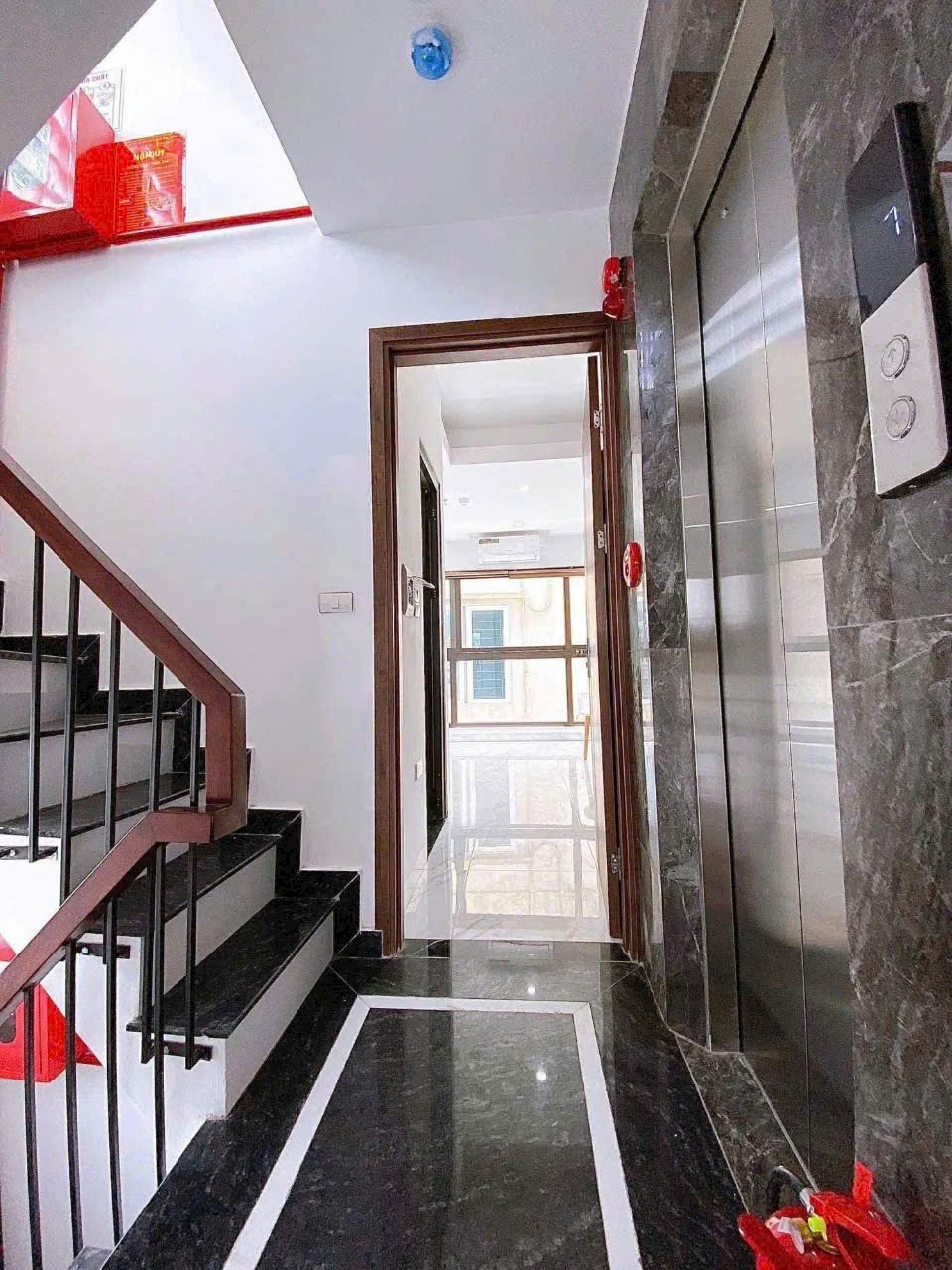 Nằm tại trung tâm qĐống Đa, khu vực nhiều văn phòng, công ty, ĐH Thủy Lợi, ĐH Công Đoàn, HV Ngân hàng… khách thuê ổn định, không lo trống phòng.