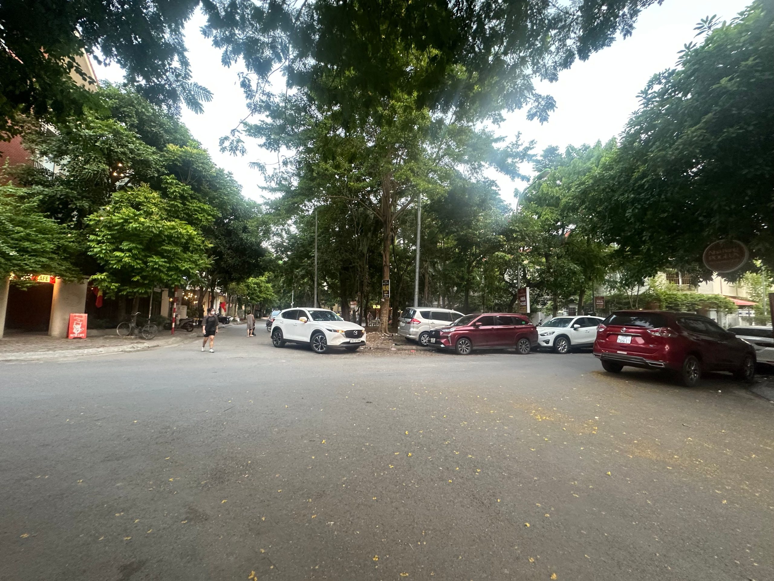 CĂN GÓC Làng Việt Kiều Châu Âu với tiện ích vô vàn nằm trên trục đường Nguyễn Văn Lộc lưu thông đi Tố Hữu - Nguyễn Trãi. - Căn biệt thự hướng ĐN duy nhất,