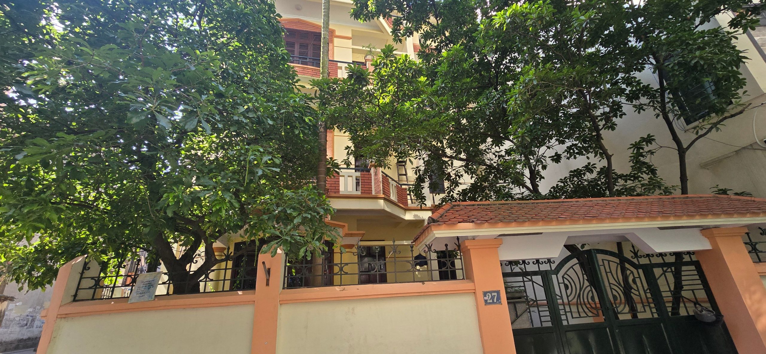 HIẾM CÓ BT SÂN VƯỜN TT TẠI CẦU GIẤY, MẶT TIỀN KHỦNG - Ô TÔ 7 CHỖ ĐỖ CỔNG ĐỂ TRONG NHÀ - 3 THOÁNG - SÂN NHÀ RỘNG THÊNH THANG, GẦN GA, TTTM MIPEC XUÂN THUỶ