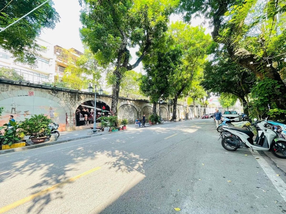 Bán căn nhà toạ lạc ngay mặt phố Phùng Hưng,vỉa hè 5m.Hợp mọi loại hình kinh doanh.Cách phố đi bộ Hàng Mã 50m,nằm đối diện phố đi bộ Bích Họa.Bãi ô tô