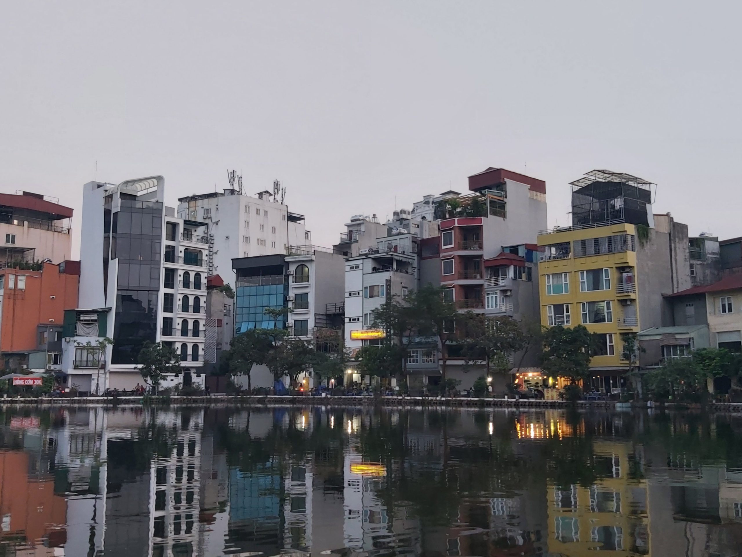 VIEW HỒ ĐẦM TRÒN - NGÕ TO NHƯ PHỐ - ÔTÔ TRÁNH - SỔ ĐỎ A4 - VỈA HÈ RỘNG - XÂY TÒA NHÀ VĂN PHÒNG - KHÁCH SẠN - NHÀ HÀNG ĐẲNG CẤP