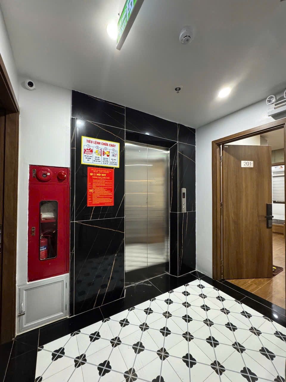 BÁN NHÀ GARA Ô TÔ - KINH DOANH - 8 TẦNG THANG MÁY - 18 CĂN HỘ APARTMENT