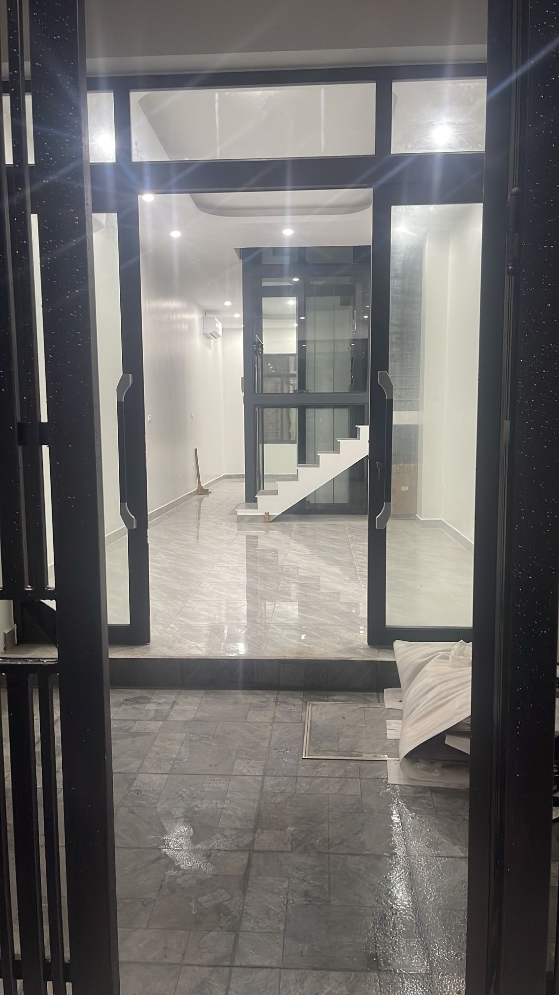 Bán Nhà Mới - Thang Máy - Gần Phố - Tương Lai Phát Triển,Nhà đẹp khu Tứ Liên - Tây Hồ, gần phố, sau dự án Cầu Tứ Liên triển khai nhà mình cực đẹp.