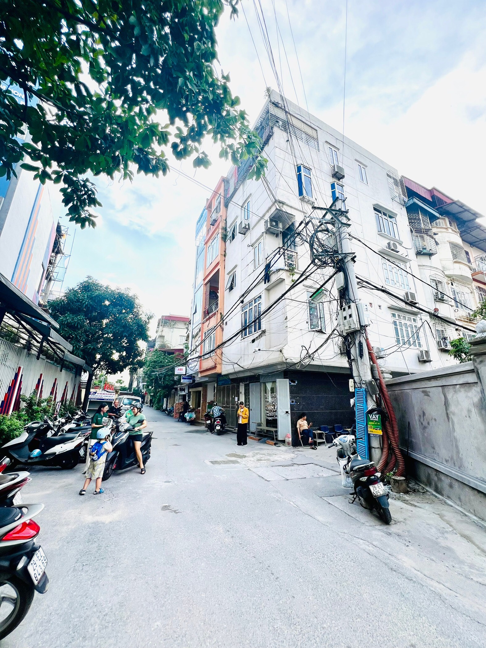 Vị trí đắc địa nhất khu vực bán nhà mặt ngõ Đường Láng dt44m 5tầng mt4.5m giá15.8 tỷ