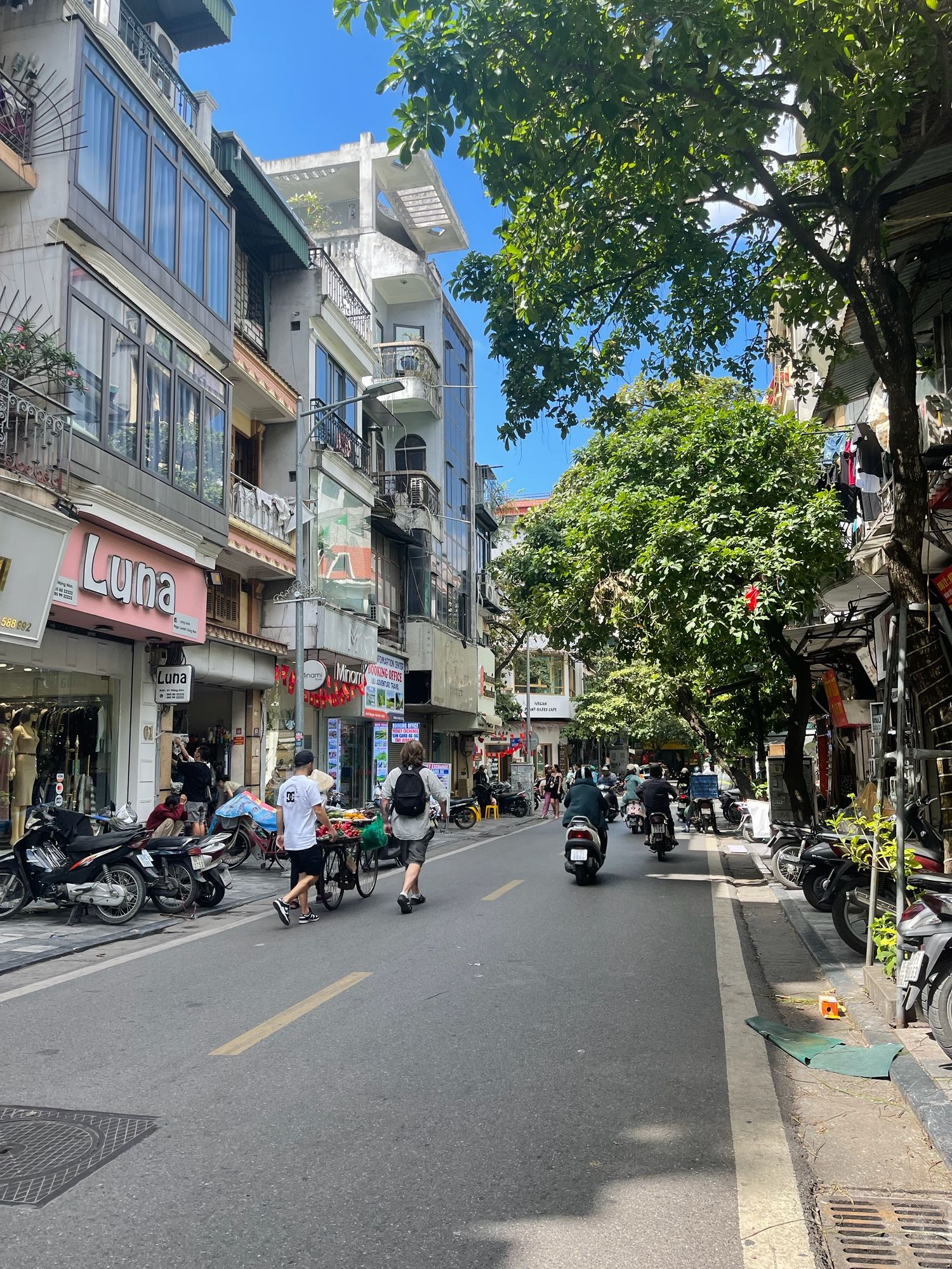 BÁN NHÀ MẶT PHỐ HÀNG NÓN- CỔ KÍNH GIỮA LÒNG PHỐ CỔ VỈA HÈ 2M-KINH DOANH SẦM UẤT-CÁCH HỒ GƯƠM CHỈ 150M