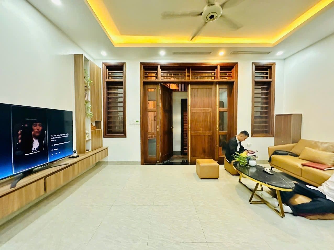 BÁN NHÀ NHÀ ĐẸP Ở NGAY-DÂN XÂY-MẶT TIỀN RỘNG-TRUNG TÂM CẦU GIẤY-Ô CHỜ THANG MÁY