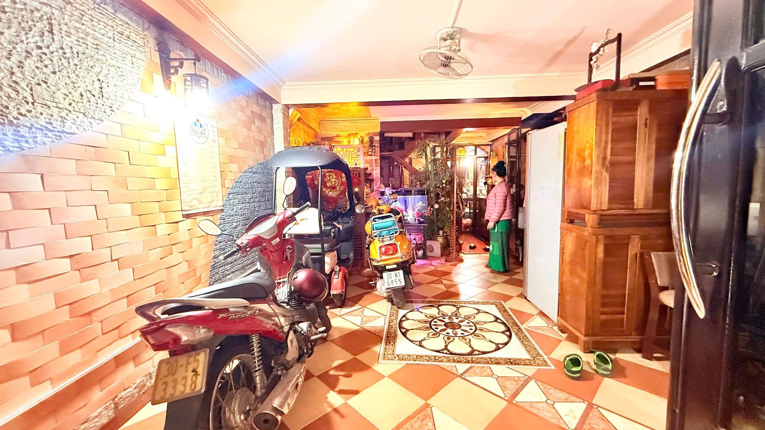 BÁN NHÀ NHÀ PHÂN LÔ-Ô TÔ TRÁNH-CHẠY VÒNG QUANH-KHU VIP CẦU GIẤY-GIAO THÔNG THUẬN TIỆN