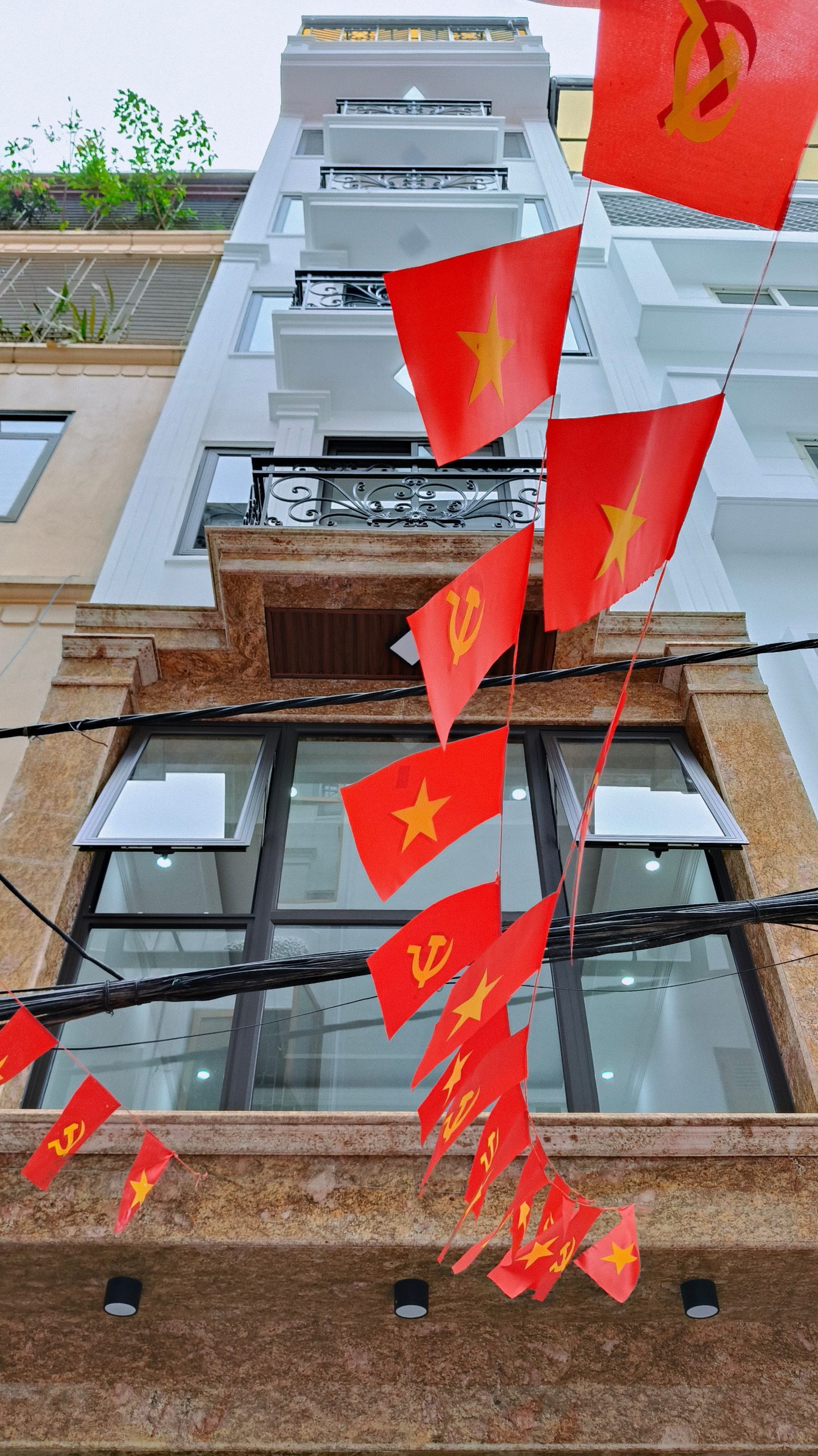 TÒA NHÀ 7 TẦNG THANG MÁY - GARA Ô TÔ - NGÕ THÔNG Ô TÔ TRÁNH - KD - NỘI THẤT SỊN - 12 PHÒNG NGỦ KHÉP KÍN.