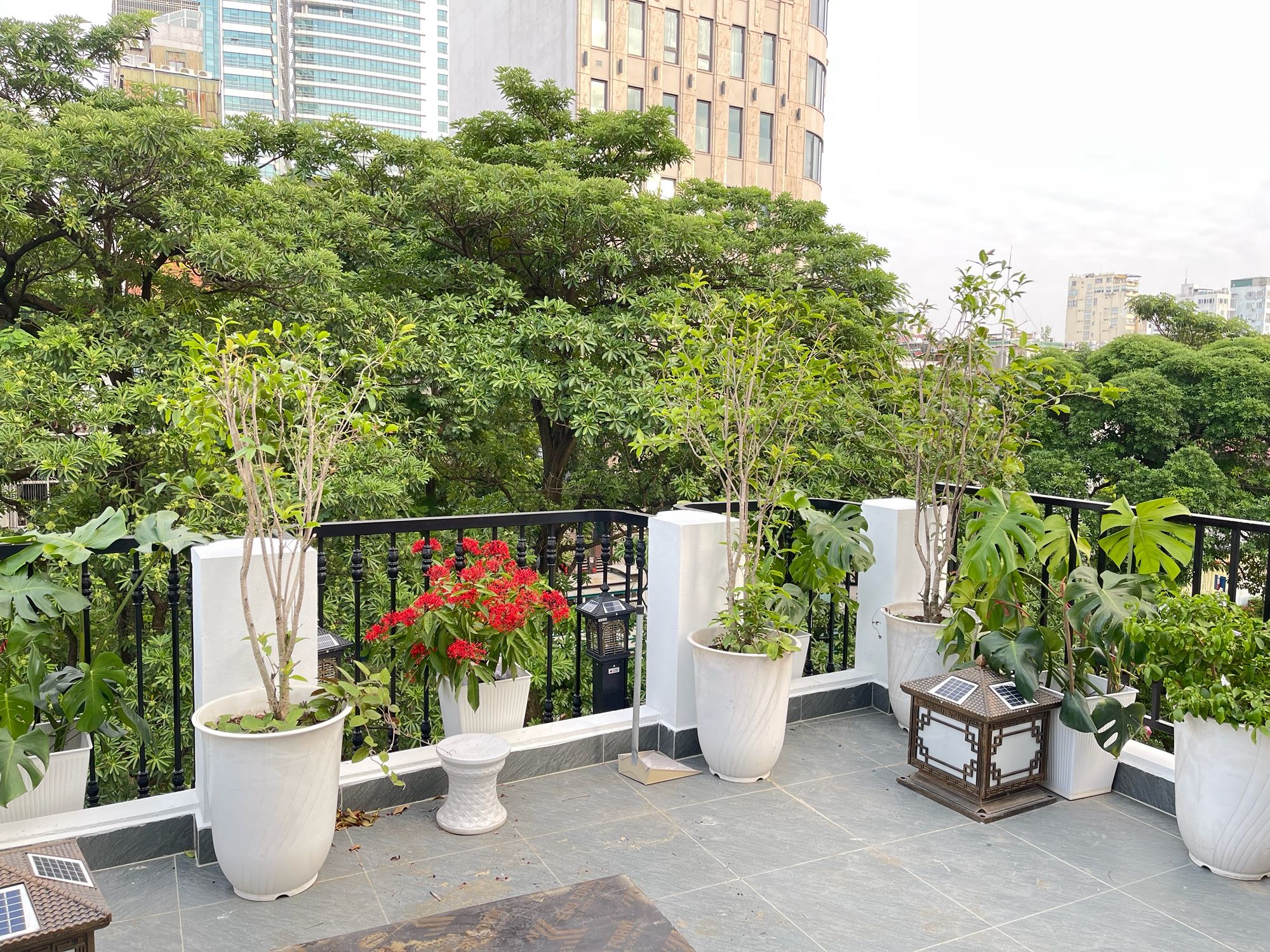 SIÊU PHẨM MẶT PHỐ TRUNG TÂM BA ĐÌNH MỘT MẶT TRƯỚC Ô TÔ TRÁNH,MỘT MẶT SAU VIEW HỒ TRÚC BẠCH. CÁCH 10M Ô TÔ TRÁNH NHAU, CÓ SÂN TẬP THỂ DỤC, THOÁNG MÁT