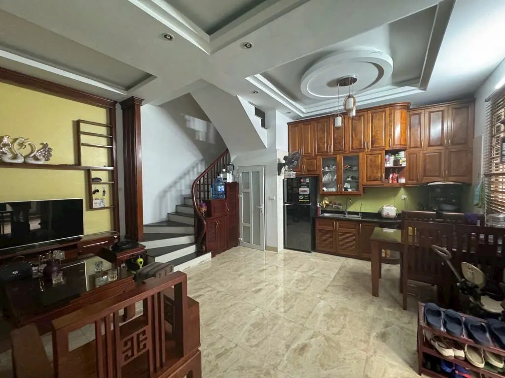 Bán nhà 42m2 x 4 tầng, mặt tiền 6m ô tô qua nhà, dân xây full nội thất về ở ngay, giá hơn 10 tỷ