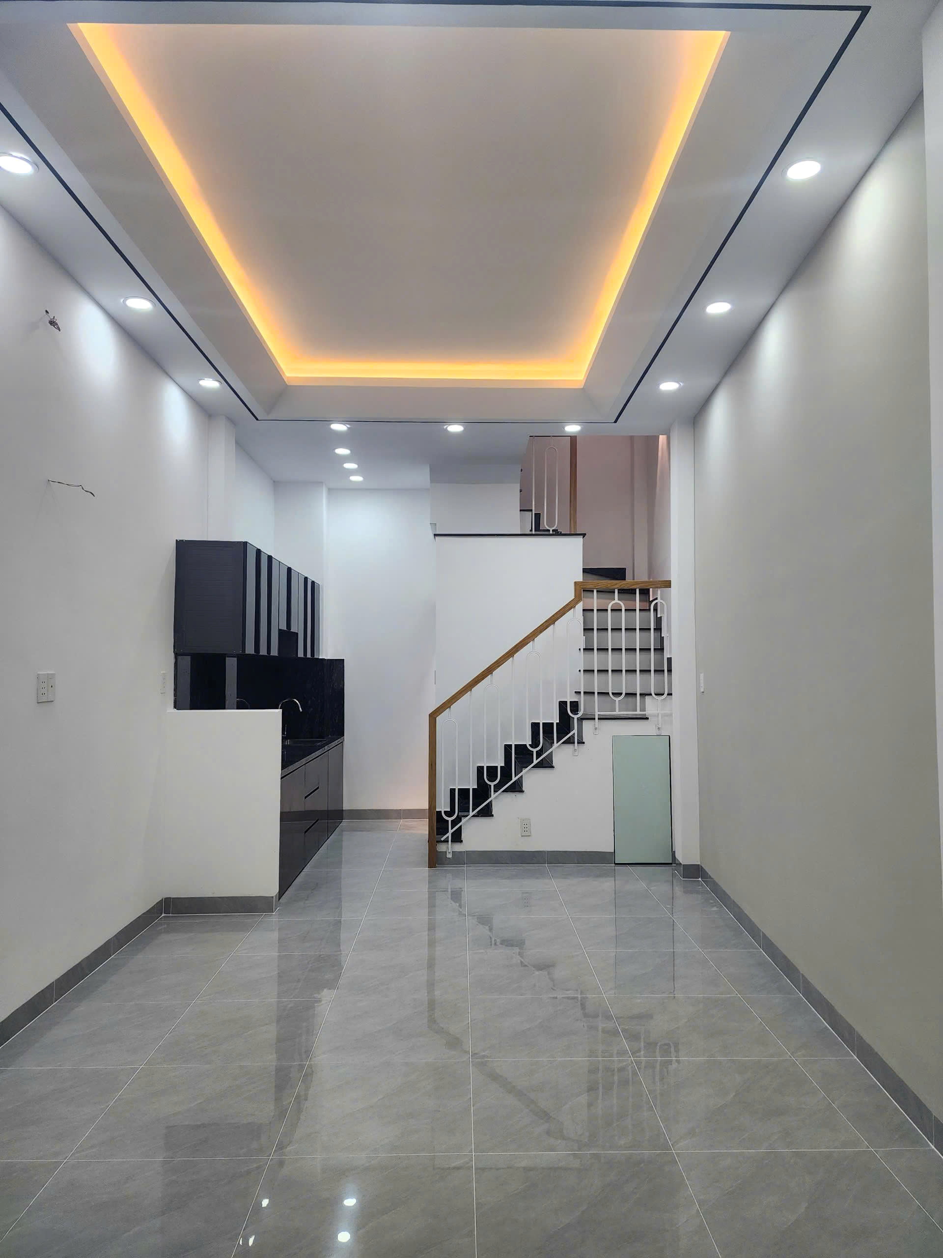 Nhà mới 3 tầng, nở hậu hẻm Âu Dương Lân P.Chánh Hưng P2Q8