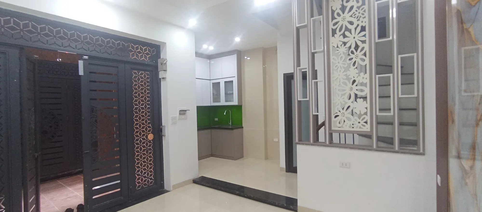 HIẾM! NHÀ ĐẸP LUNG LINH- FULL NỘI THẤT- RA GA NHỔN VÀI BƯỚC CHÂN- CÁCH PHỐ 15M- CÁCH ĐH CÔNG NGHIỆP 200M