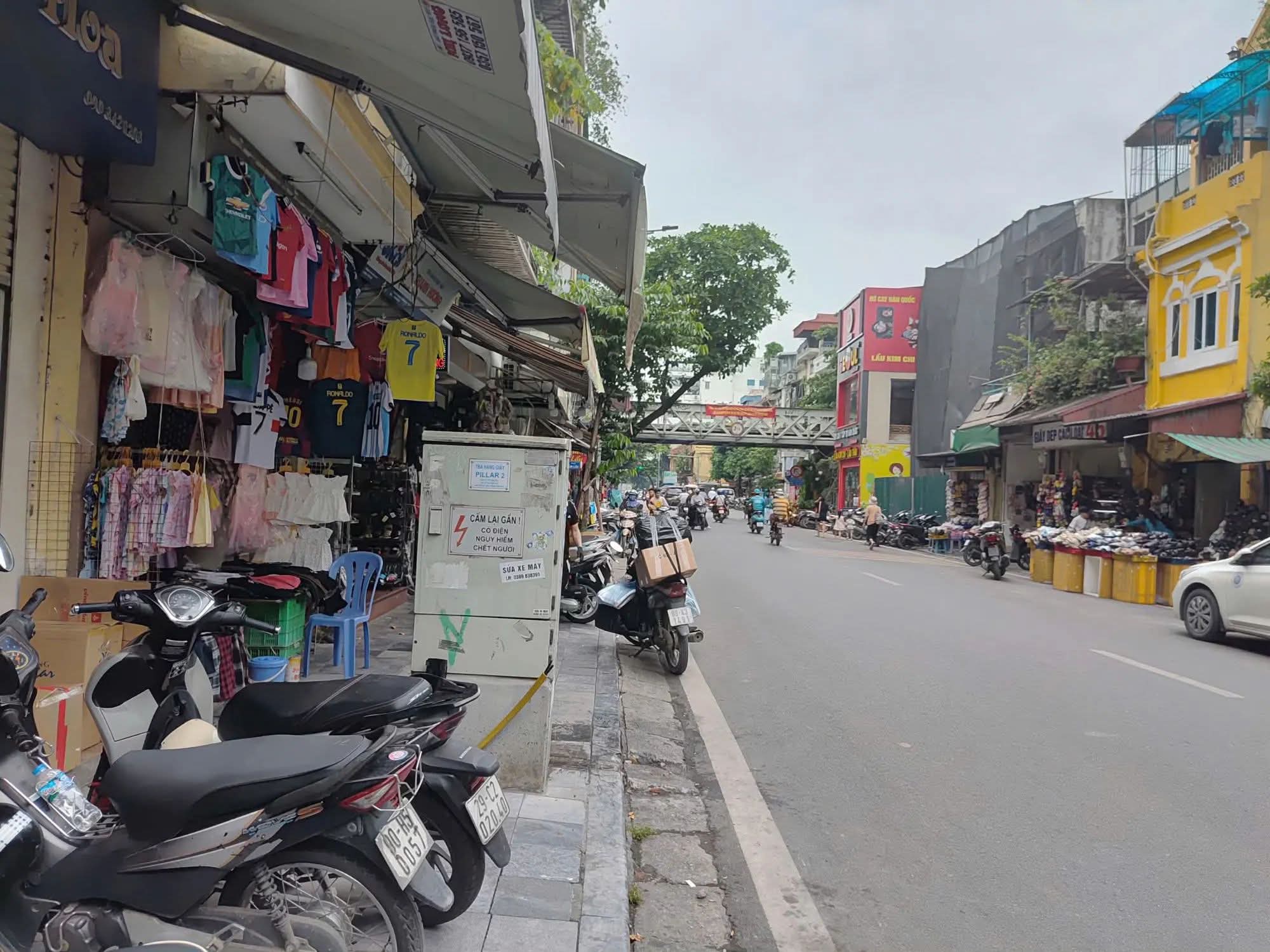 Trung tâm phố cổ Hoàn Kiếm – mặt phố Hàng Giấy, khu vực kinh doanh sầm uất nhất, lưu lượng khách du lịch và bản địa cực lớn.