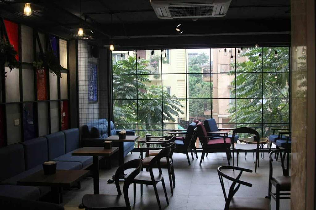 Siêu hiếm, bán nhà Hoàng Quốc Việt, lô góc ô tô tránh, chỉ 35 tỷ, “chỉ bán trong tuần”