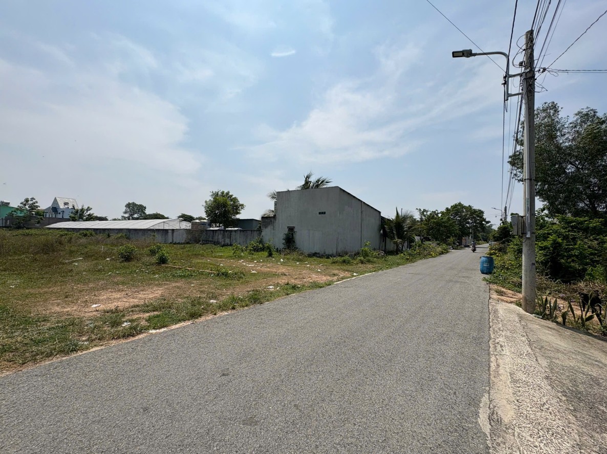 HIẾM - Bán lô đất đẹp - Vị trí đẹp xã Phú An, TP. Bến Cát, Bình Dương - Gần DT744 vô 200m