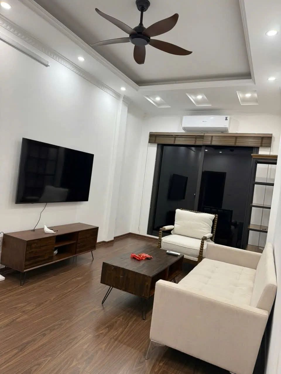 Siêu phẩm nằm trên trục phố Pháp trung tâm quận Hai Bà Trưng – khu vực sầm uất, nhiều văn phòng – nhà hàng – khách cao cấp qua lại, kinh doanh tốt.