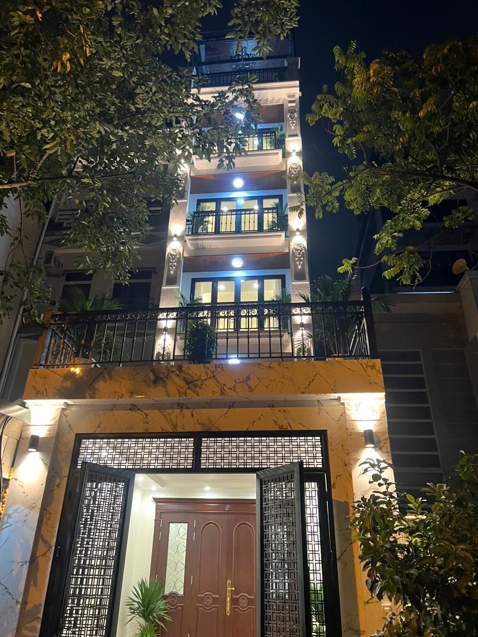 PHÂN LÔ NGÔ GIA TỰ – VỊ TRÍ KINH DOANH – Ô TÔ TRÁNH – VỈA HÈ RỘNG