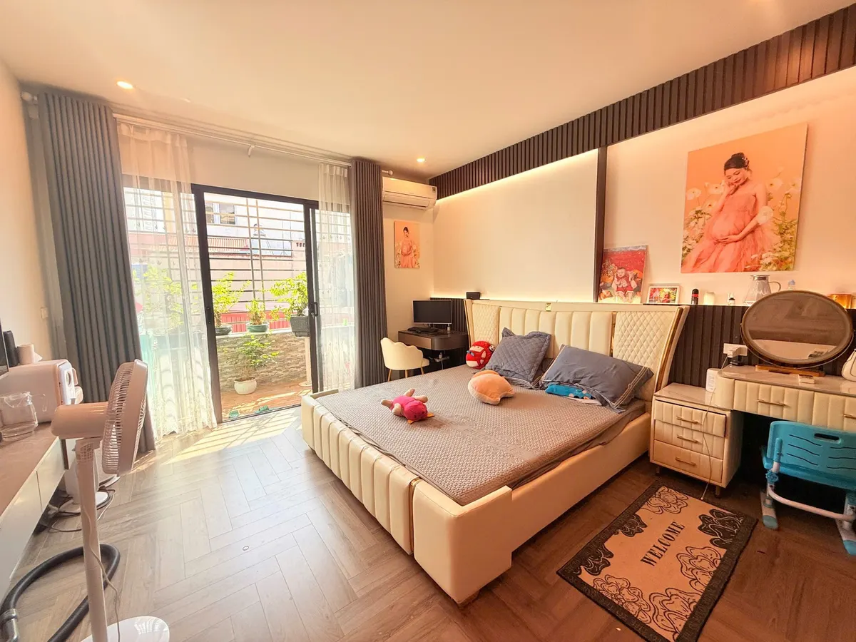 Bán Nhà Dương Quảng Hàm. Cầu Giấy. Ô Tô. DT 50m2. MT 4.3m. 6 Tầng. Giá 18.4 Tỷ.