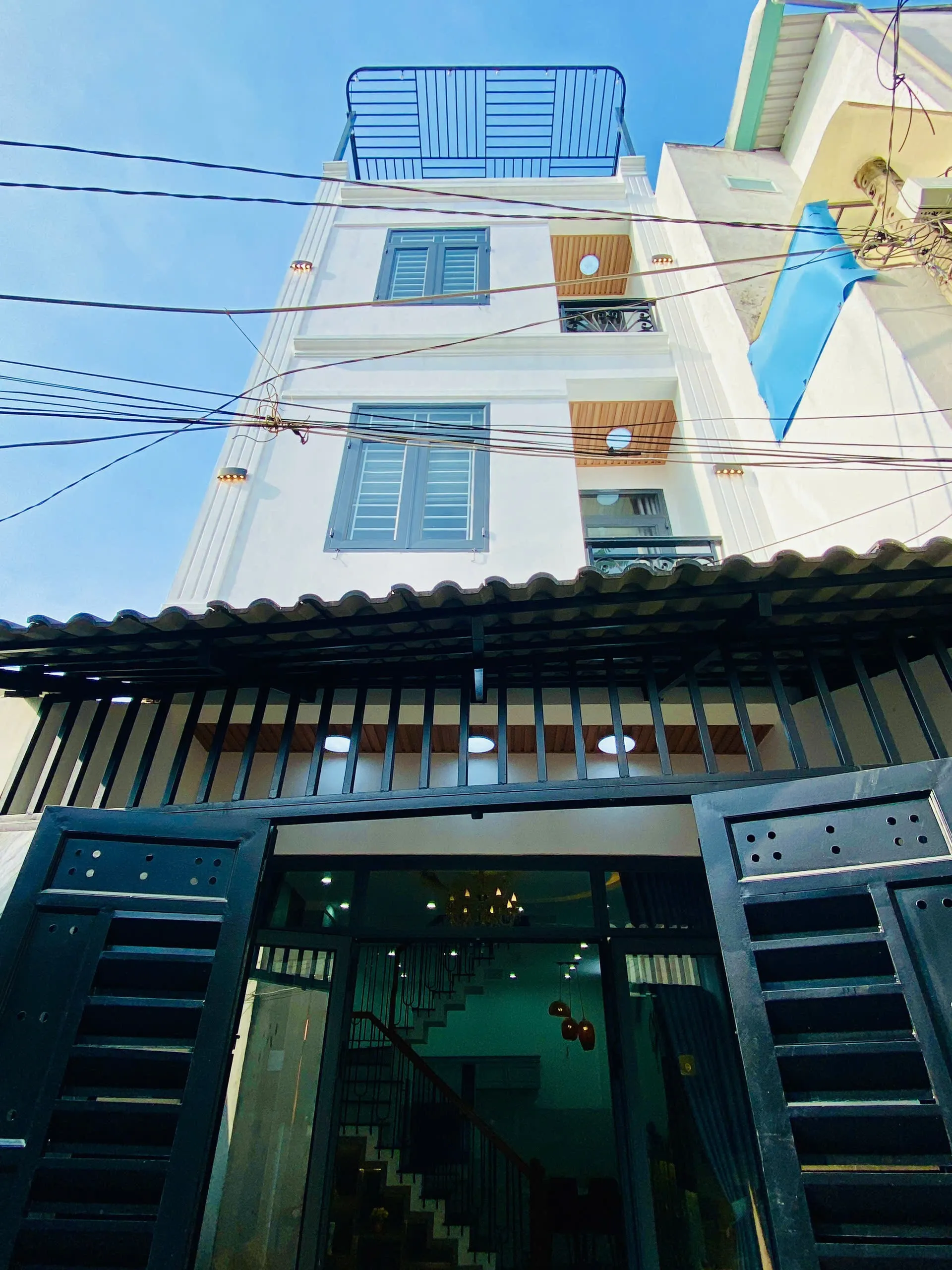 NHÀ MỚI ĐẸP TẶNG NỘI THẤT - CÁCH MẶT TIỀN CHỈ HƠN 10M - 4 TẦNG, NGANG LỚN 4.05M - KHU VIP QUANG TRUNG GÒ VẤP