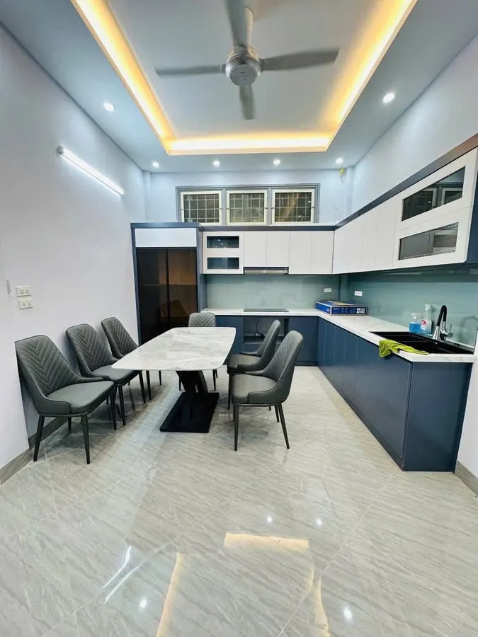 Bán Nhà Kim Đồng. Hoàng Mai. 5 Tầng Thang Máy. Ô Tô. DT 50m2. MT 3.7m. Giá 16.9 Tỷ.