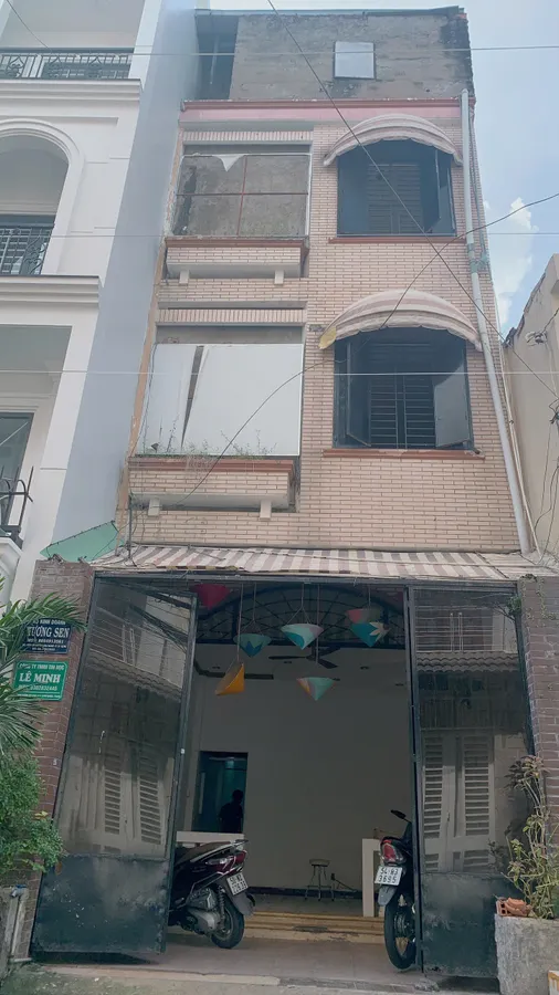 Nhà phố 3 tầng, 4 phòng ngủ, hẻm 6m, sát mặt tiền Trường Sa, 73m2, gần trường C3.