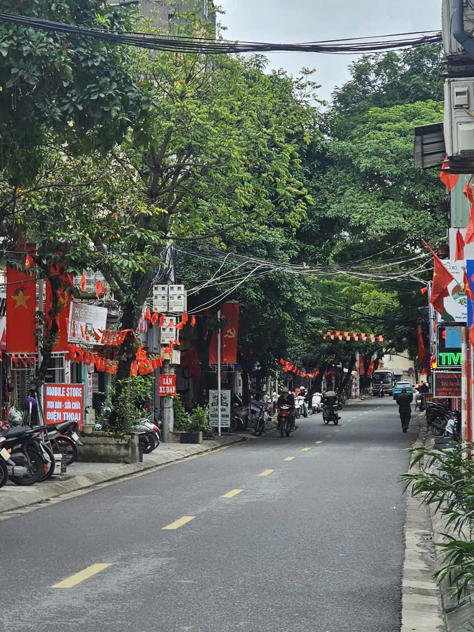 CHÍNH CHỦ CẦN BÁN CĂN NHÀ TẬP THỂ ĐẸP - GIÁ TỐT - Vị Trí Đắc Địa Tại Phố Hoàng Đạo Thành