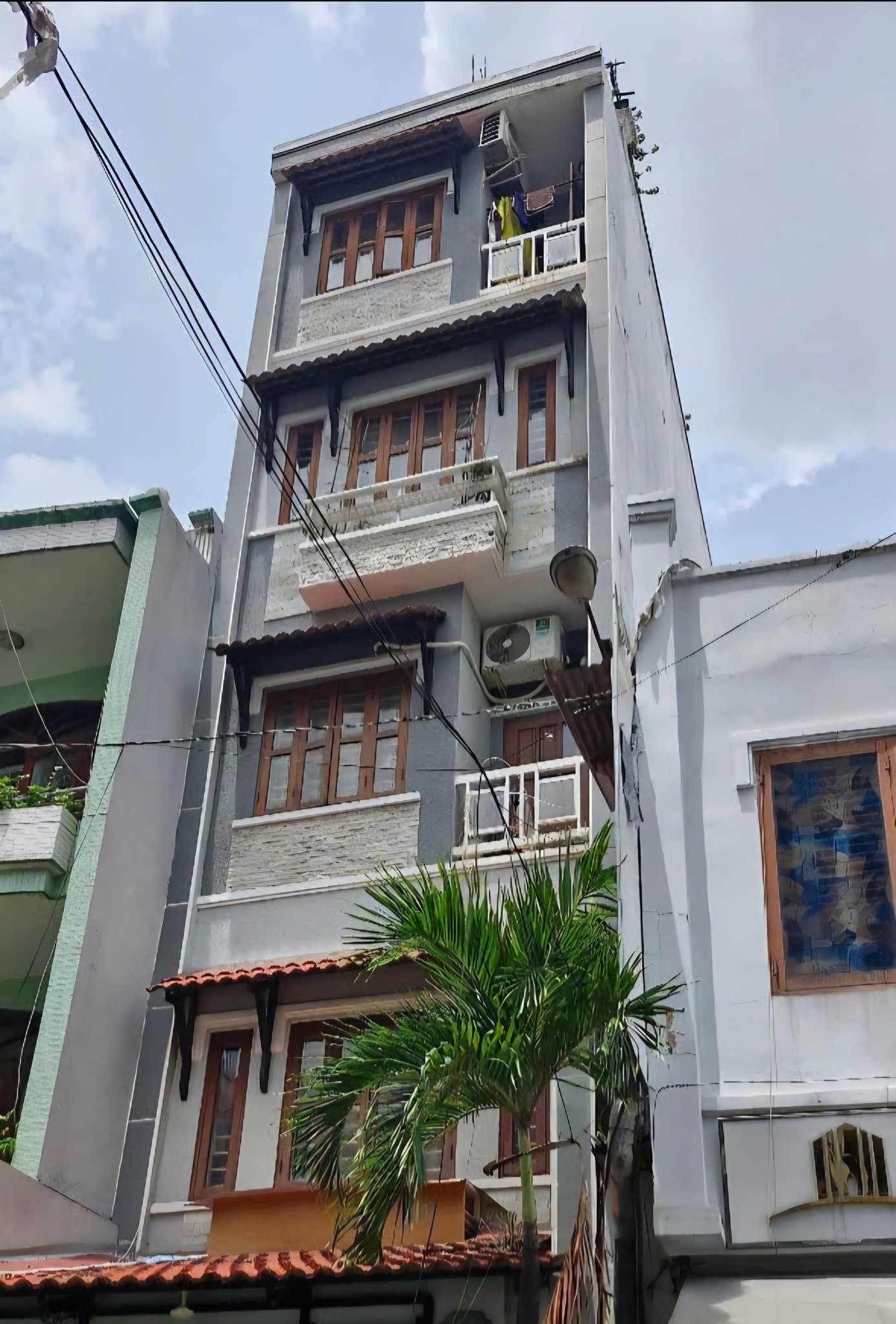 Bán nhà 4 tầng đẹp, 5 phòng ngủ, hẻm 6m, phường 2, Tân Bình, 5 phút tới sân bay, Hoàn công đủ.