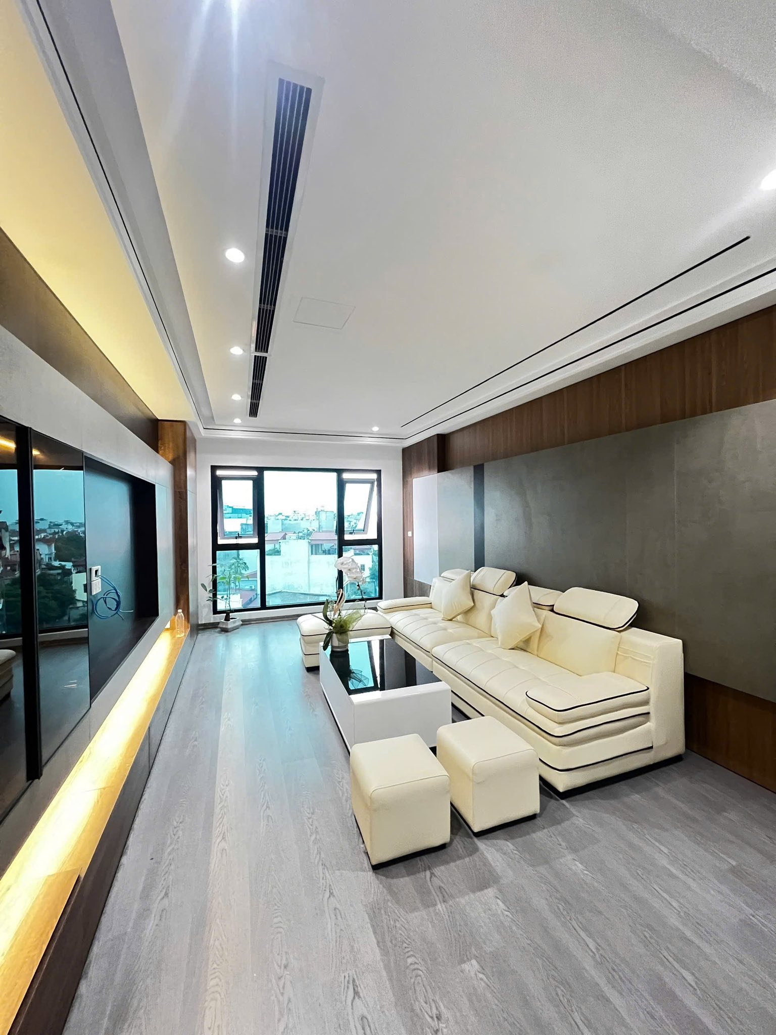 Hàng Đẹp Phố Trạm 7 Tầng, 4 PN, Ô Tô Đỗ Cạnh Nhà, Ngõ Thông Vài Bước Ra Phố - 10.4 Tỷ