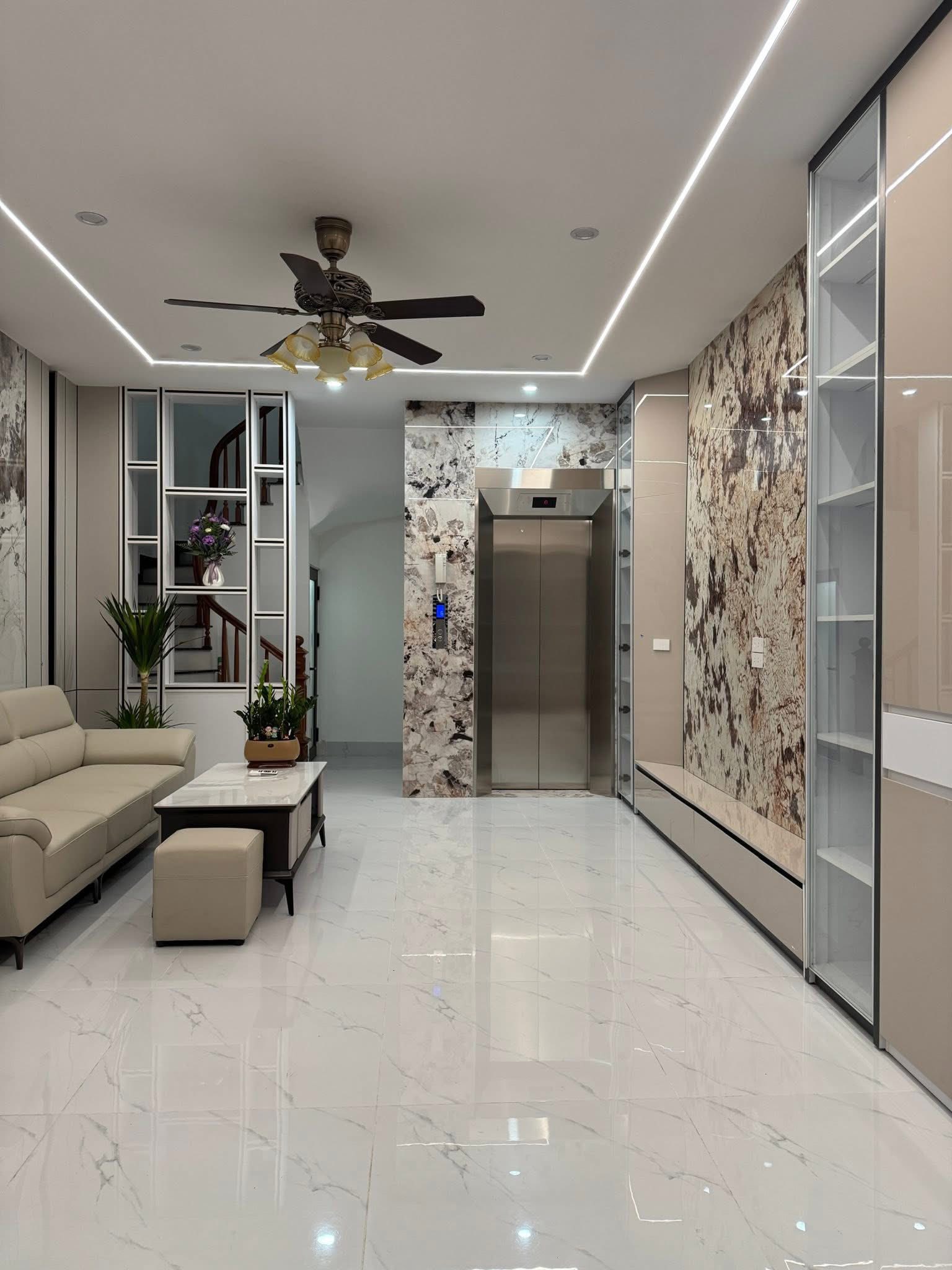 Quanh 9 Tỷ Đẹp Nhất Tại Thạch Bàn 40m2 6T Thang Máy, Ô Tô Đỗ Cổng, Full Nội Thất