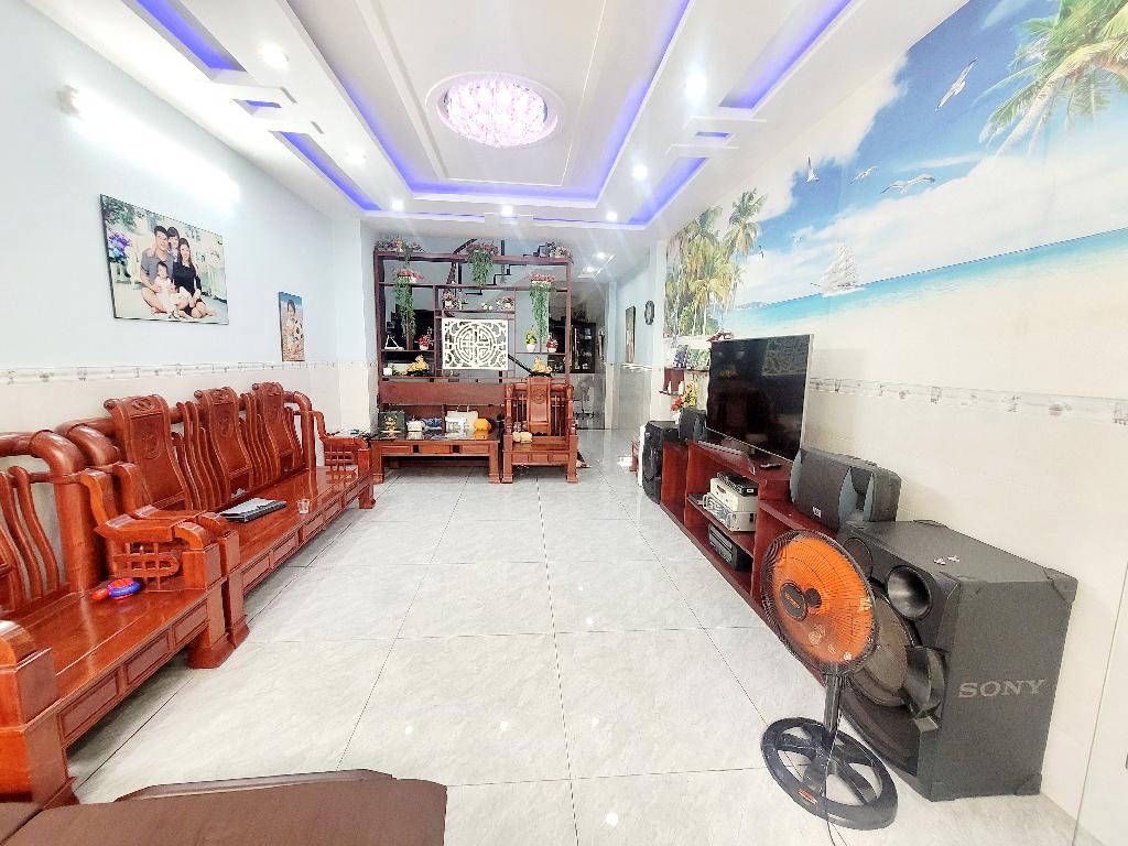 Bán nhà 4 tầng, mặt tiền, ngang 5,2m, sân rông, sát UBND, chỉ 10 phút tới SB, Sổ riêng.