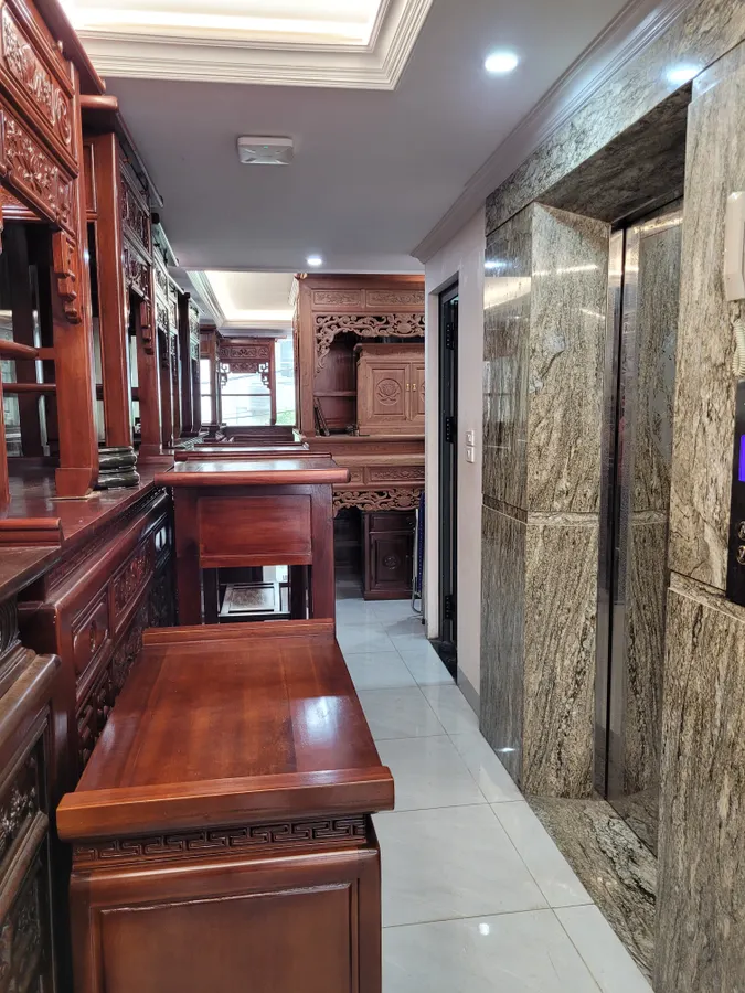 Nhà Mặt Phố 1 Mặt Ngõ Đê La Thành. Đống Đa. Thang Máy. Ô Tô. Vỉa Hè. DT 79m2. Giá 32,3 Tỷ