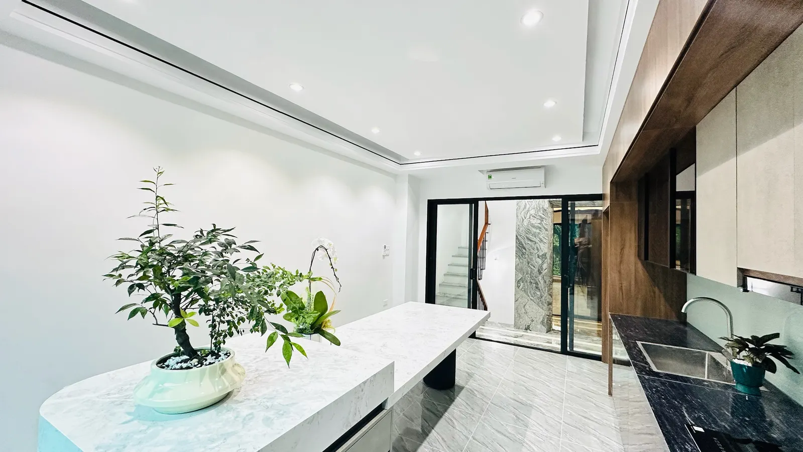 BÁN NHÀ MỚI- ĐẸP DÂN XÂY ĐỘC LÂP 7 TẦNG THANG MÁY Phố Trạm 34 m2 10.5 Tỷ Long Biên Hà Nội.