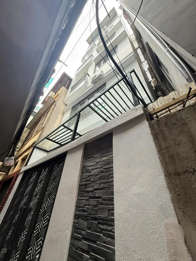 TOÀ CĂN HỘ DỊCH VỤ ĐÊ LA THÀNH – 6 TẦNG THANG MÁY MỚI KÍNH KOONG