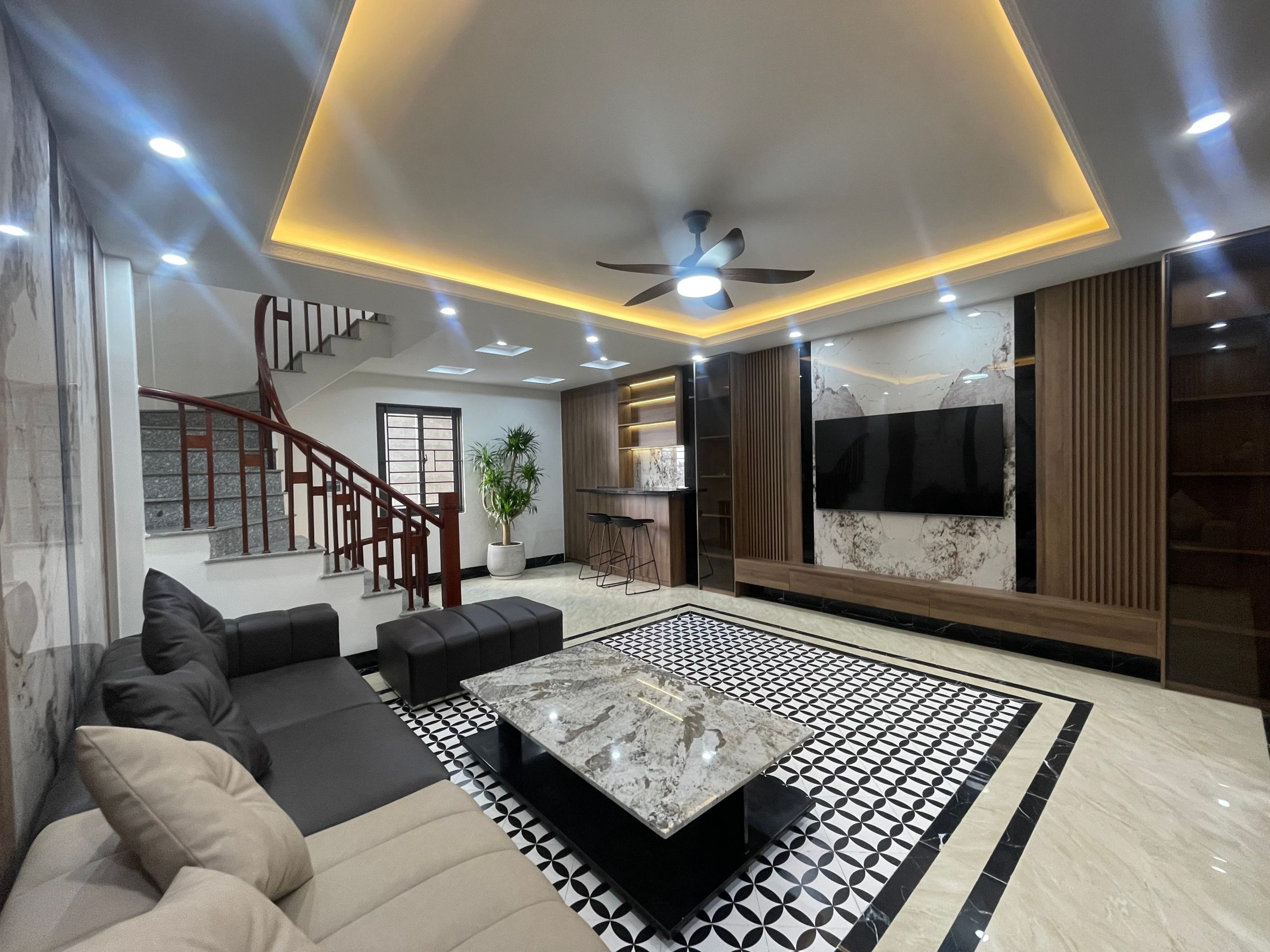 Bán Nhà Thạch Bàn – 42m², 6 Tầng, Mặt Tiền 5m – full nội thất cao cấp, ô tô đỗ cửa