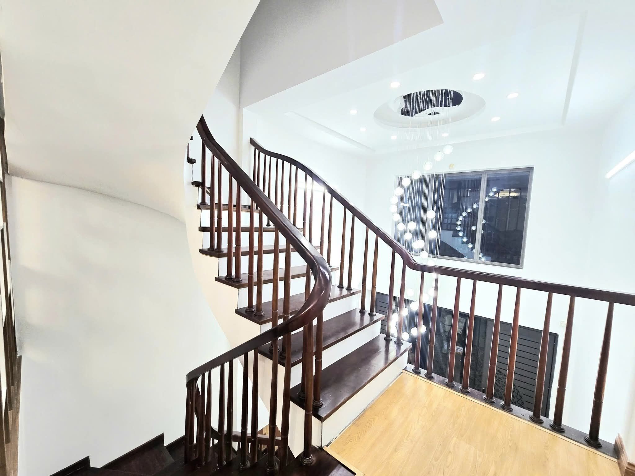 Nhà đẹp Pháo Đài Láng 45m2 - 5 tầng - chỉ hơn 10 đ