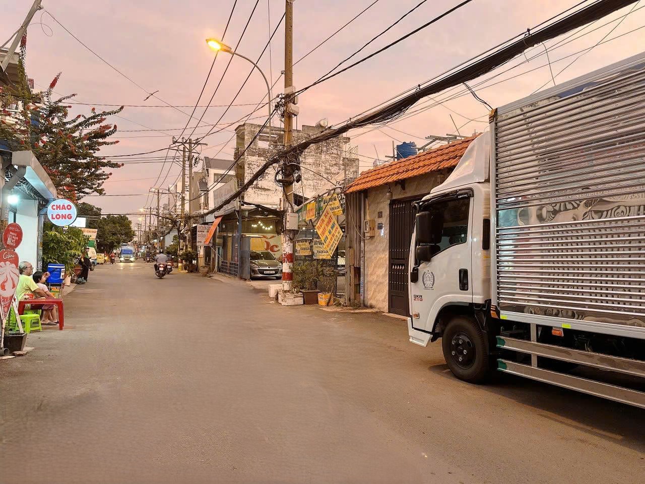 Nhà phố 3 lầu hẻm 8m Tô Ngọc Vân ngang 5.3m 132m2 ở ngay tặng NT đẹp chỉ 12.3 tỷ.