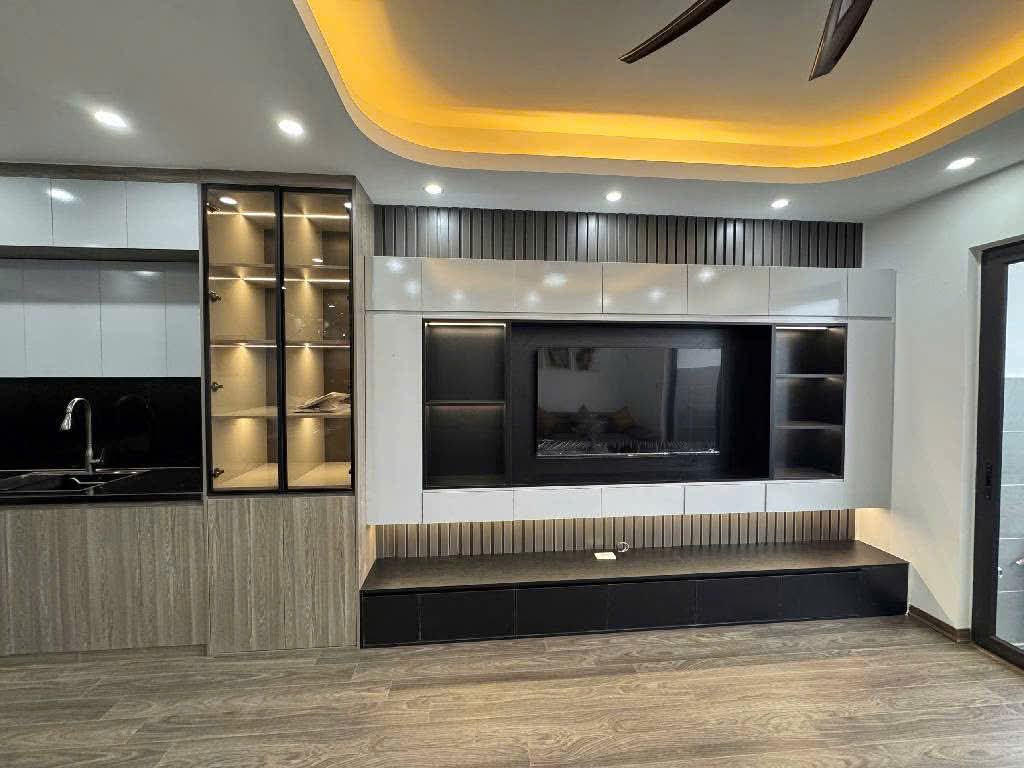 Cách 20m ra mặt phố xuân thủy cầu giấy, 48m2, 5 tầng , ô tô đỗ cửa, ngõ thông ,trần thái tông giá 16tỷ