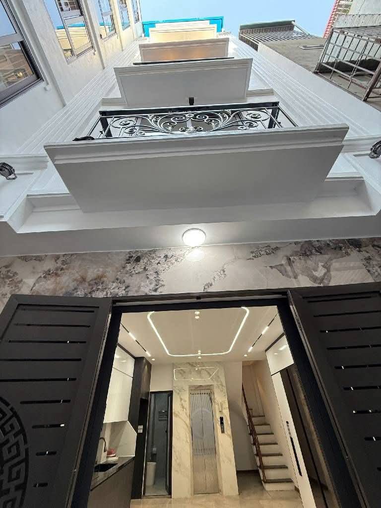 Nhà Đẹp- Khúc Thừa Dụ - Cầu Giấy ️DT 39 m² - 7 Tầng - MT 4.6m - Thang Máy Vị trí: Nhà bán nằm khu vực VIP Cầu Giấy, cách mặt phố Khúc Thừa Dụ vài chục mét