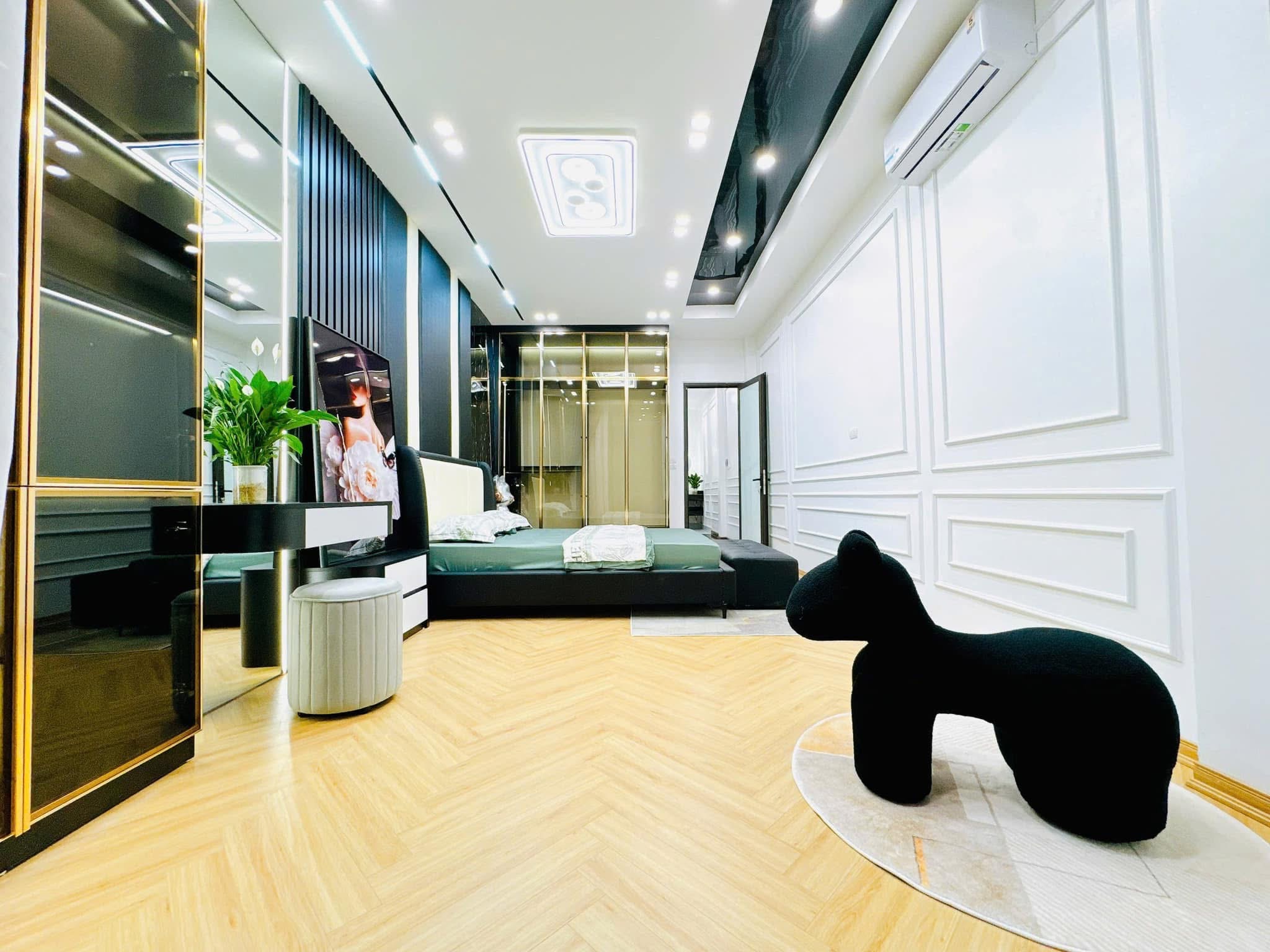 BÁN NHÀ 6 TẦNG, VỊ TRÍ TRUNG TÂM CẦU GIẤY, THANG MÁY, Ở SƯỚNG, SÁT PHỐ, SÁT HỒ CHỈ 17 TỶ.