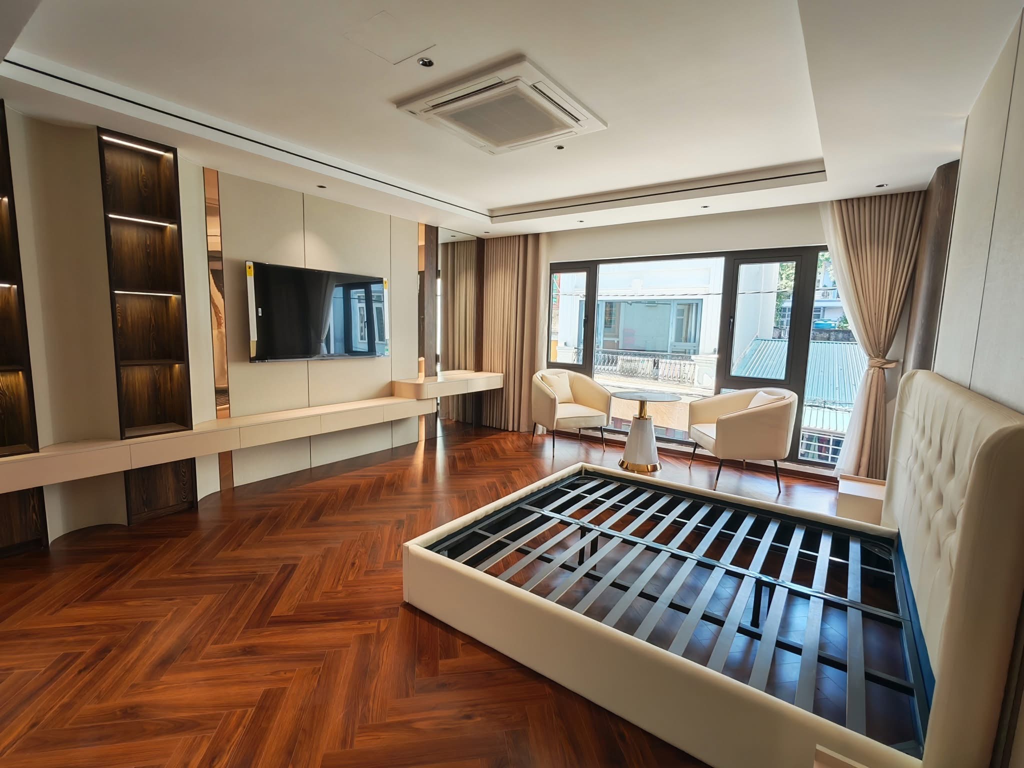 NHÀ ĐẸP- 7 TẦNG- THANG MÁY- THÔNG SÀN- 2 THOÁNG- VỈA HÈ- Ô TÔ TRÁNH- PHỐ TRUNG KÍNH.