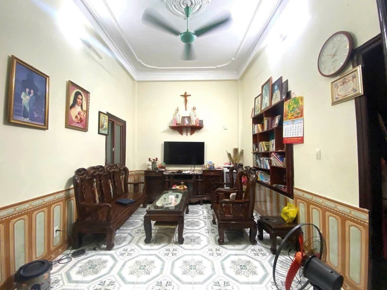 BÁN NHÀ ĐẸP HÀO NAM - Ô TÔ 5M - NHÀ KHUNG CỘT DÂN TỰ XÂY - GẦN PHỐ - SỔ VUÔNG ĐẸP