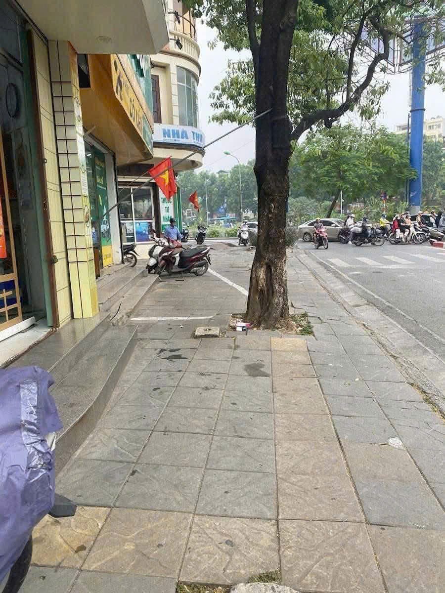 MẶT PHỐ - VỈA HÈ TRẦN KHÁT TRÂN -CÓ THANG MÁY